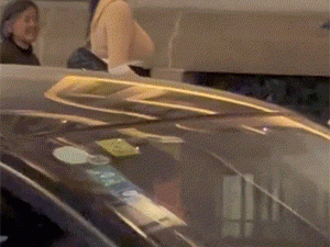 老奶奶是不是想起了自己的青春！